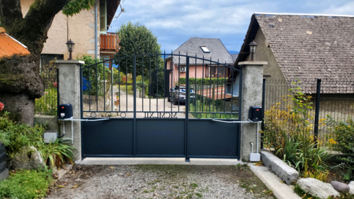 Portail battant cintré avec moteur de portail BFT VIRGO à Chignin posé par Ateliers Ejarque