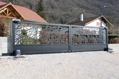 Installation d'un portail face à face automatisé en BFT par 2 moteurs Deimos Ultra sur Culoz par Ateliers Ejarque