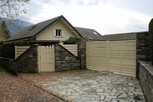 portail battant aluminium kostum motorisé en BFT par Ateliers Ejarque