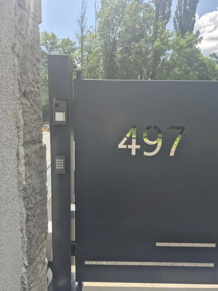 Numéro de rue en découpe laser sur le portail Ateliers Ejarque