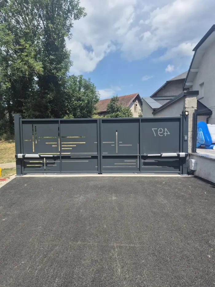 portail battant sur mesure avec moteur électrique BFT KUSTOS Ultra posé par Ateliers Ejarque