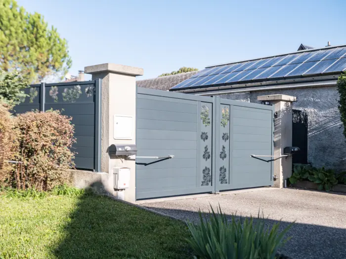 portail battant en aluminium avec motorisation BFT IGEA BT  posé par Ateliers Ejarque